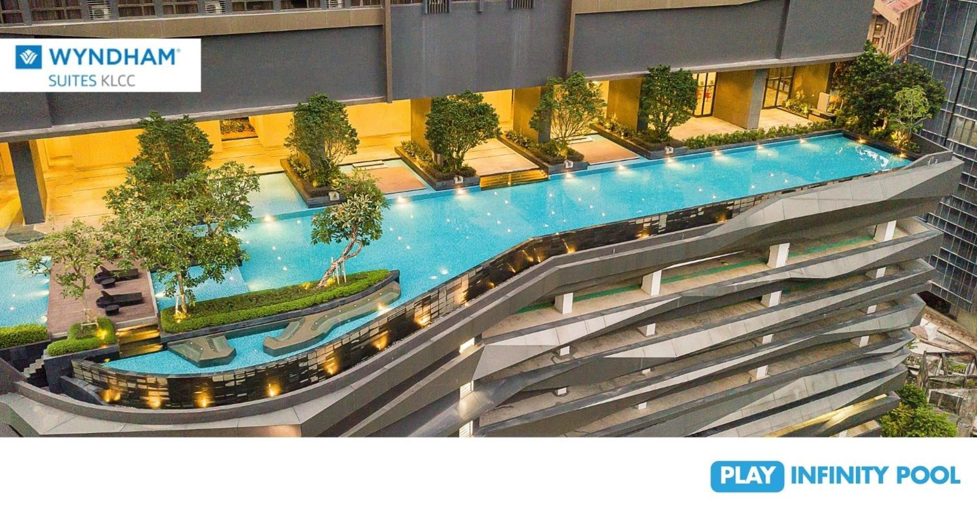 Wyndham Suites Klcc Kuala Lumpur Eksteriør billede The pool at the 10th floor